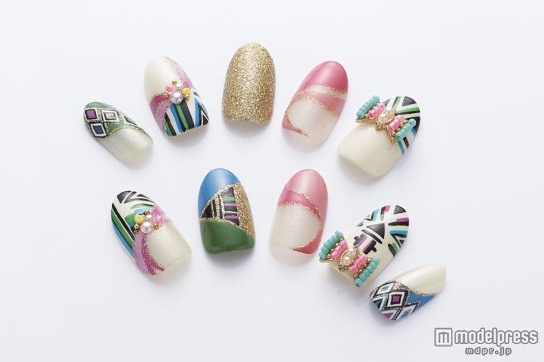 「ピンクリボン・ネイルアートコレクション　2013」中村アンデザインのネイル（作・金子実由喜）