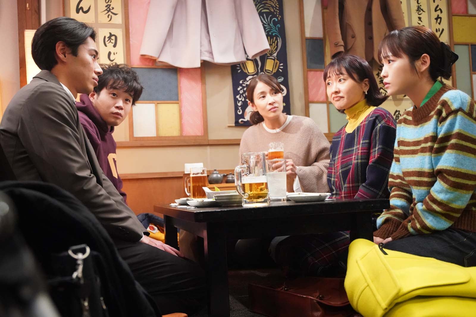 （左から時計回りに）戸塚純貴、矢本悠馬、⽔野美紀、吉住、川栄李奈「となりのナースエイド」第3話より（C）日本テレビ