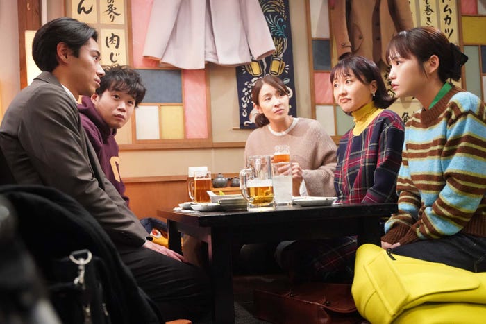 (左から時計回りに)戸塚純貴、矢本悠馬、⽔野美紀、吉住、川栄李奈「となりのナースエイド」第3話より(C)日本テレビ