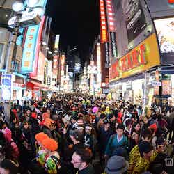 ＜ハロウィン＞渋谷大パニック、コス集団が大量集結で熱狂／渋谷センター街の様子【モデルプレス】