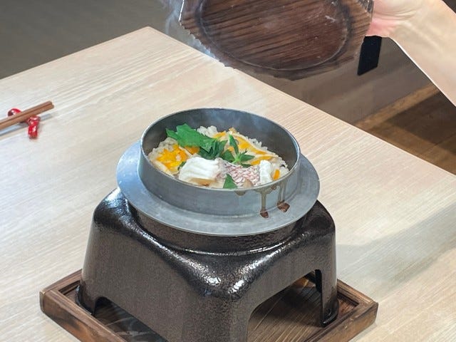 目の前で炊きあがる釜飯と20品の前菜にうっとり♡