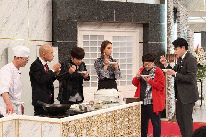 左から)楠原實、小峠英二、内村光良、滝沢カレン、近藤春菜、吉村崇(C)フジテレビ