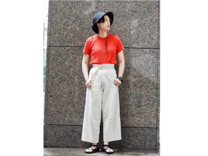​​きれい色Tシャツに撥水ワイドパンツは普段のコーデに近い感覚で着られる　出典：WEAR