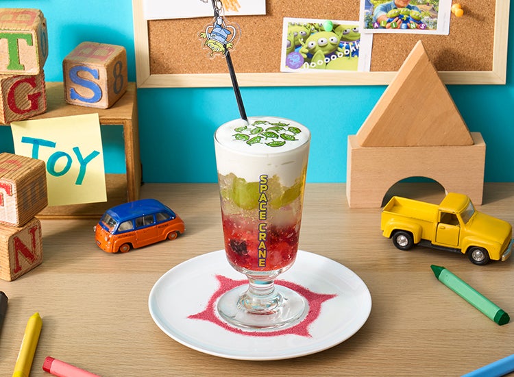 ＜エイリアン＞ゼリーパフェ税込1,490円（C）Disney/Pixar （C）Just Play,LLC Mr.Potato Head &amp; Mrs. Potato Head are trademarks of Hasbro used with permission.  （C）Hasbro. All Rights Reserved.