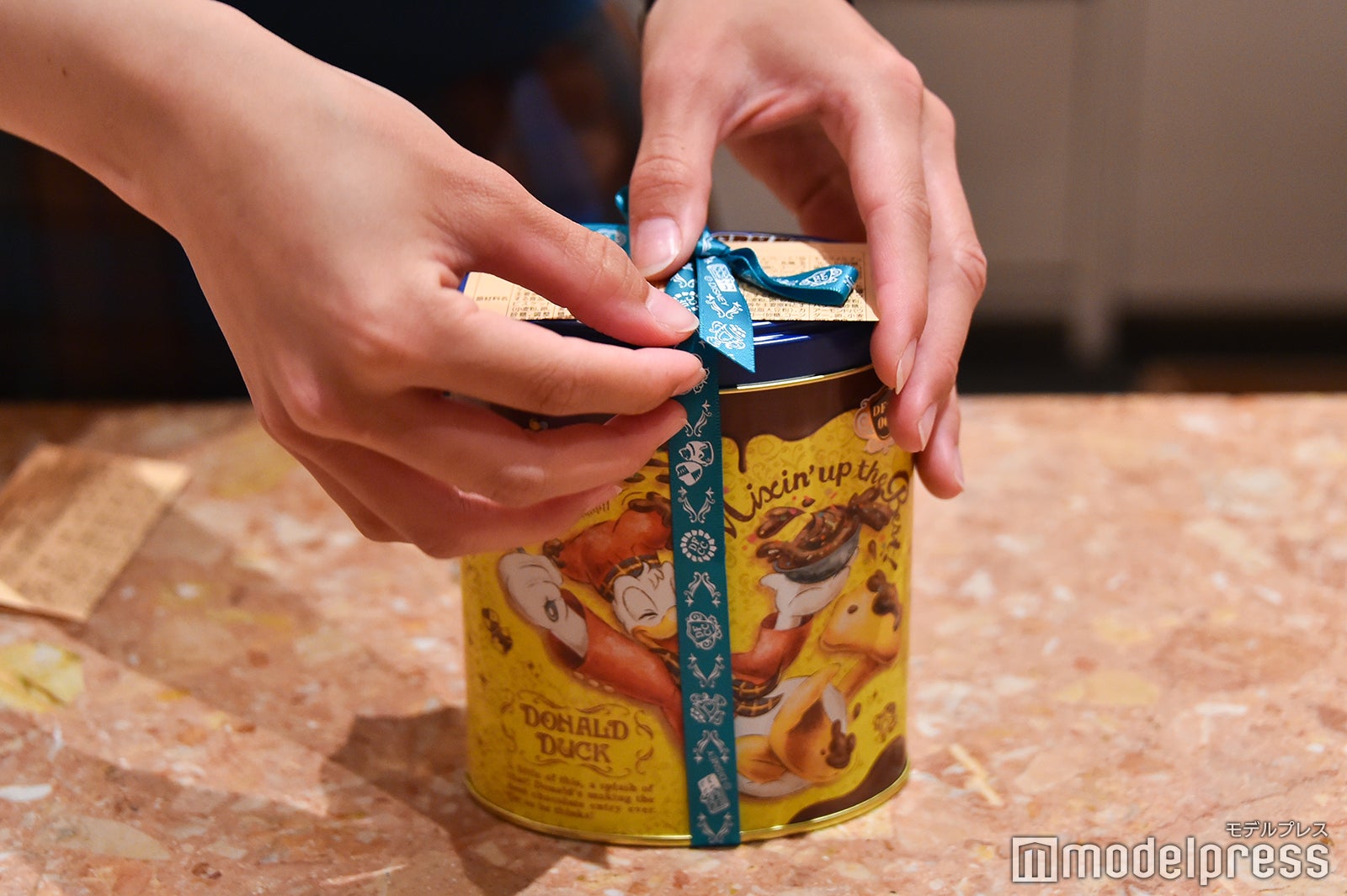 リボンをかけてもらって… （C）モデルプレス（C）Disney