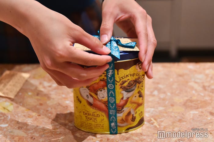 リボンをかけてもらって… (C)モデルプレス(C)Disney