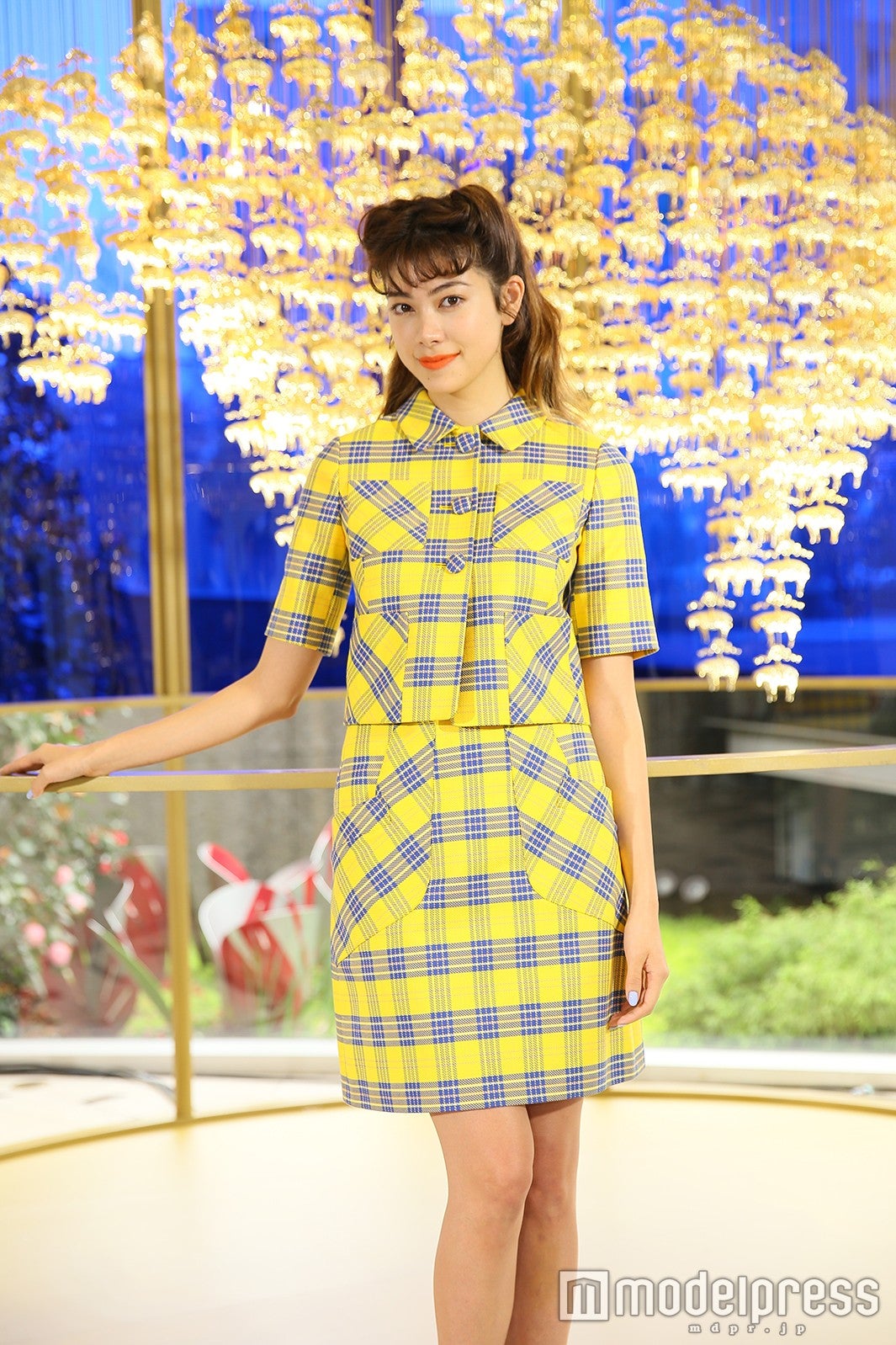 森星、日本初上陸“羊のシャンデリア”に対面