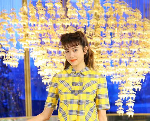 森星、日本初上陸“羊のシャンデリア”に対面