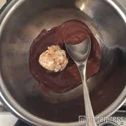 湯煎にかけたチョコレートで…／画像提供：柏原歩