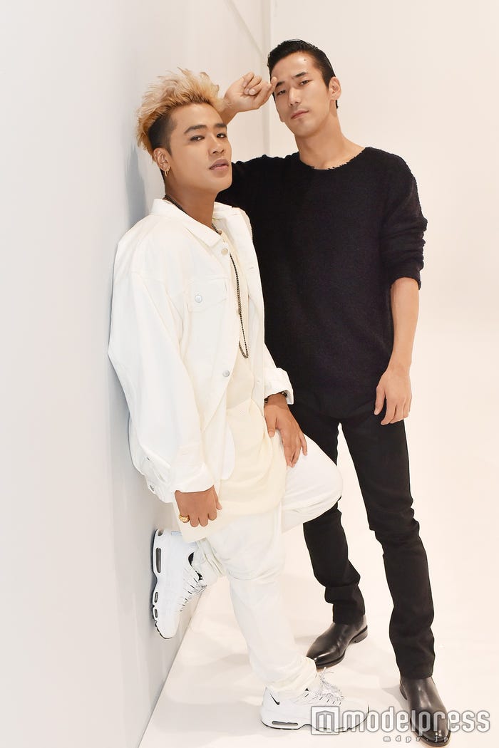 (左から)ELLY、小林直己(C)モデルプレス