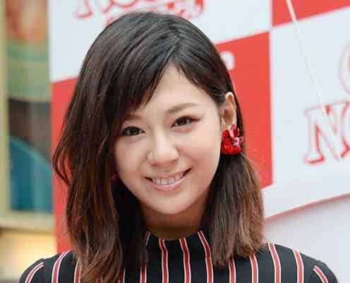 西内まりや、どしゃ降りハプニングにも笑顔 スラリ美脚あらわに登場