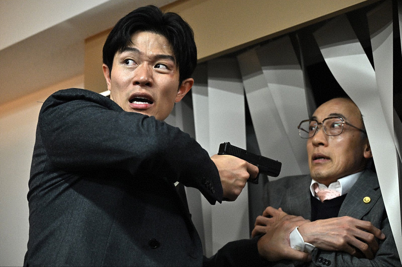 鈴木亮平、酒向芳「リブート」第1話（C）TBS