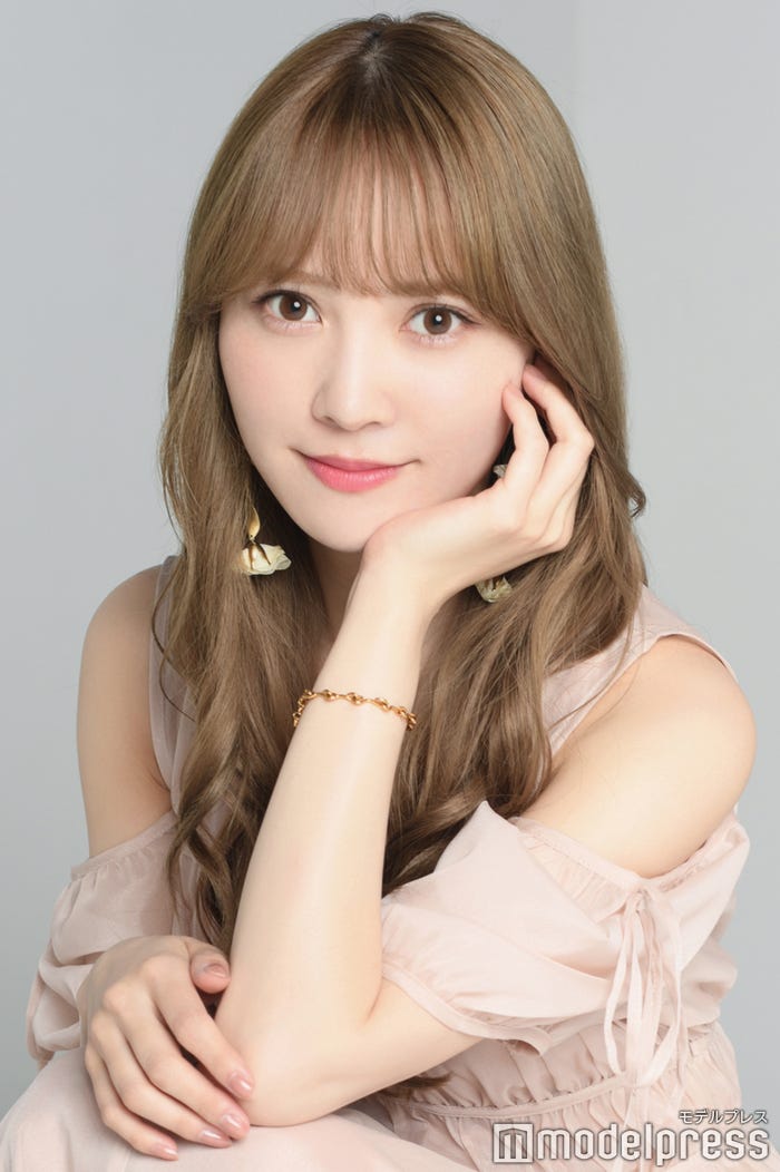 加藤史帆(日向坂46))/ヘアメイク:Mao(MAXSTA)、スタイリスト:北村おりの、衣装:ワンピース、ブーツ(共にRANDA)、イヤリング、ブレスレット(共にrare632)(C)モデルプレス