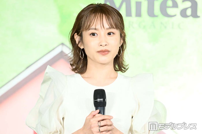 高橋愛、ハイトーンピンクヘアに電撃イメチェン 夫・あべこうじとの密着2ショットに「似てる」の声