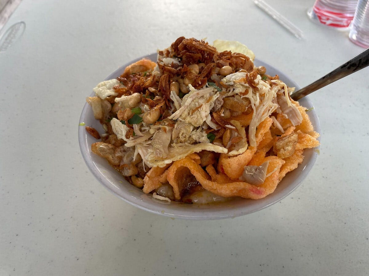 インドネシアの朝食といえば「ブブールアヤム」と言っても過言ではない