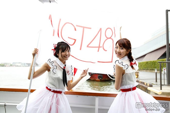 北原里英キャプテン、柏木由紀(C)AKS