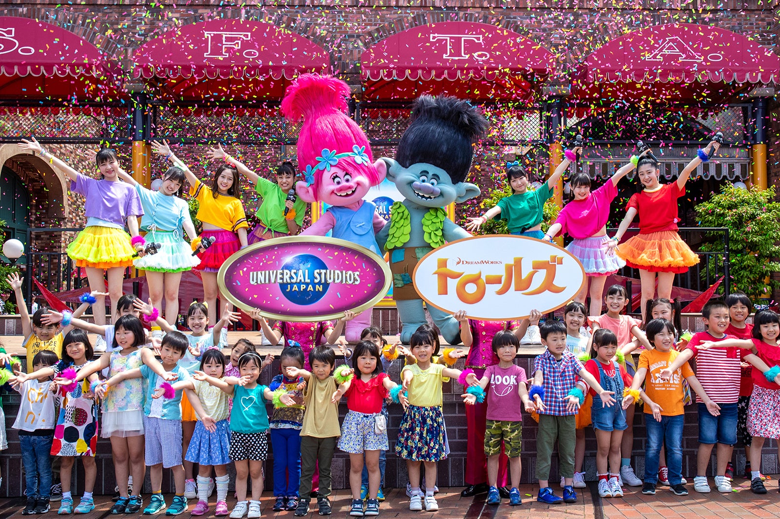 つばきファクトリー、USJにサプライズ登場　「トロールズ」と夢の共演に「幸せな想い出」