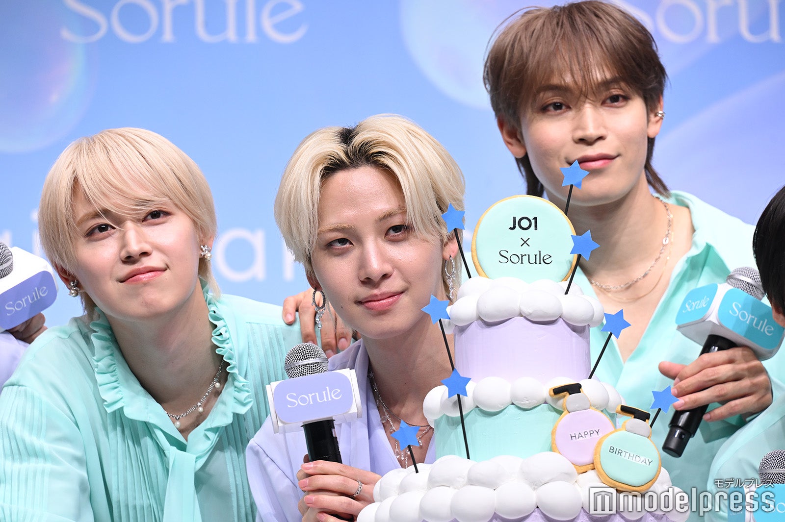 JO1川尻蓮、バースデーサプライズに笑顔 河野純喜は「優しすぎるって」と感激