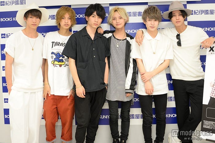 XOX(左から)志村禎雄、村瀬ジョンケビン、田中理来、とまん、木津つばさ、バトシン