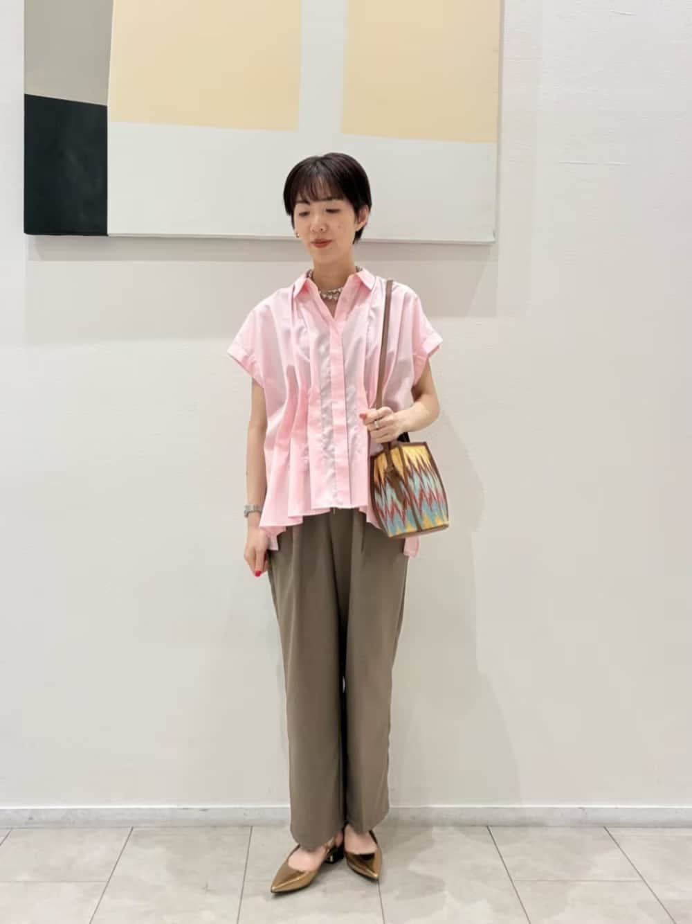 おしゃれに見せるダーツのデザインが、気になるウエストまわりをカバーしてくれます 出典:WEAR