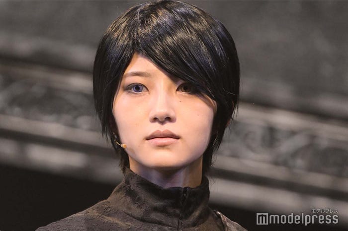 クールな表情で魅せる若月佑美 (C)モデルプレス