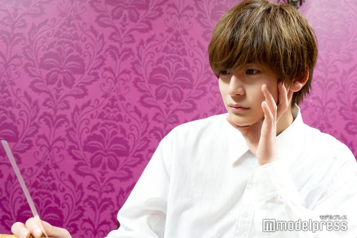 高橋文哉、歴代仮面ライダーを見て勉強中 (C)モデルプレス