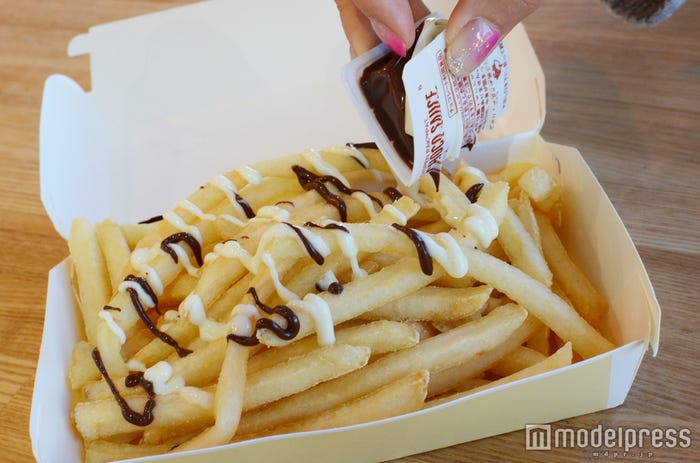 ダブルチョコソースをとろ~り(C)モデルプレス(商品提供:マクドナルド)