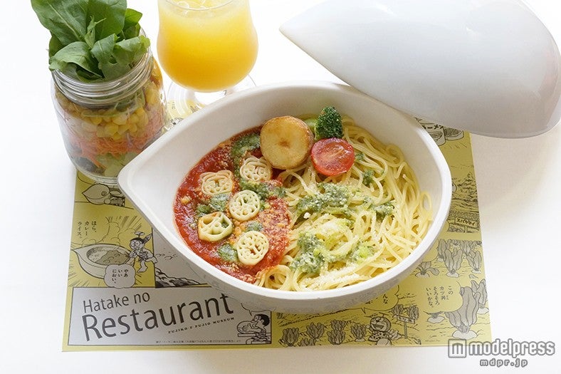 「畑のレストラン トマトソースとジェノベーゼのパスタ」￥1，850（税込）（C）Fujiko-Pro