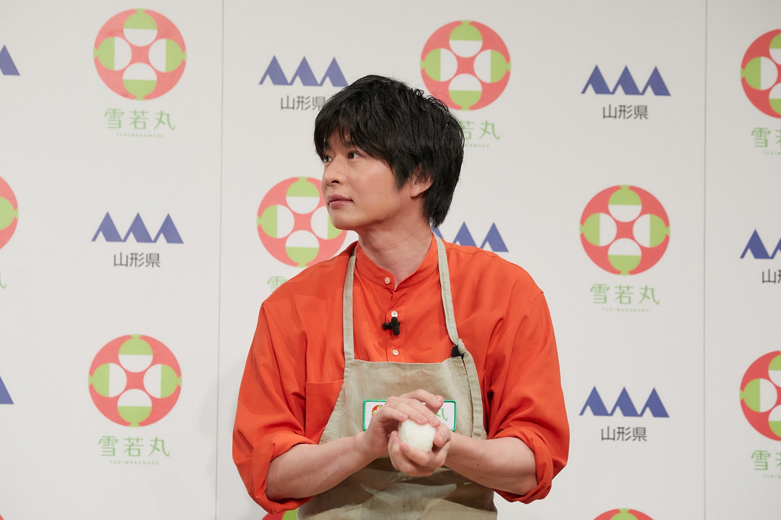 おにぎりを握る田中圭（提供写真）
