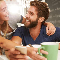 【俺に気があるのかな♡】彼の目線を奪う”あざと女子”の自然な行動とは?