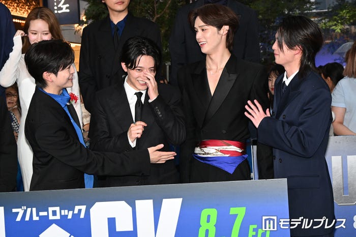 何やら盛り上がる高橋文哉、櫻井海音、K、綱啓永(C)モデルプレス