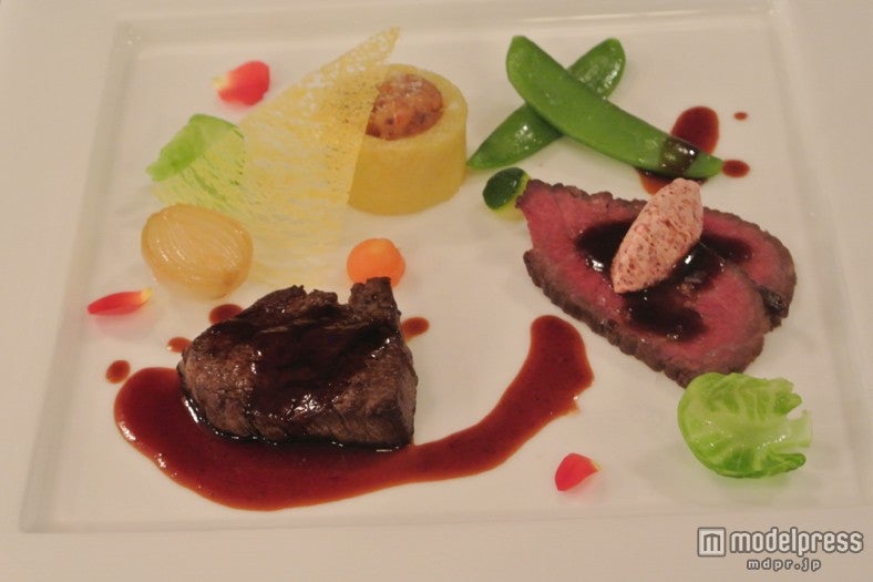 「牛フィレ肉のポワレともも肉のロースト　カシスマスタードバターとポルトソース」