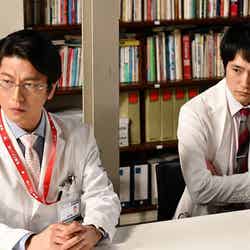 左から：及川光博、松山ケンイチ「A LIFE～愛しき人～」第1話より（C）TBS