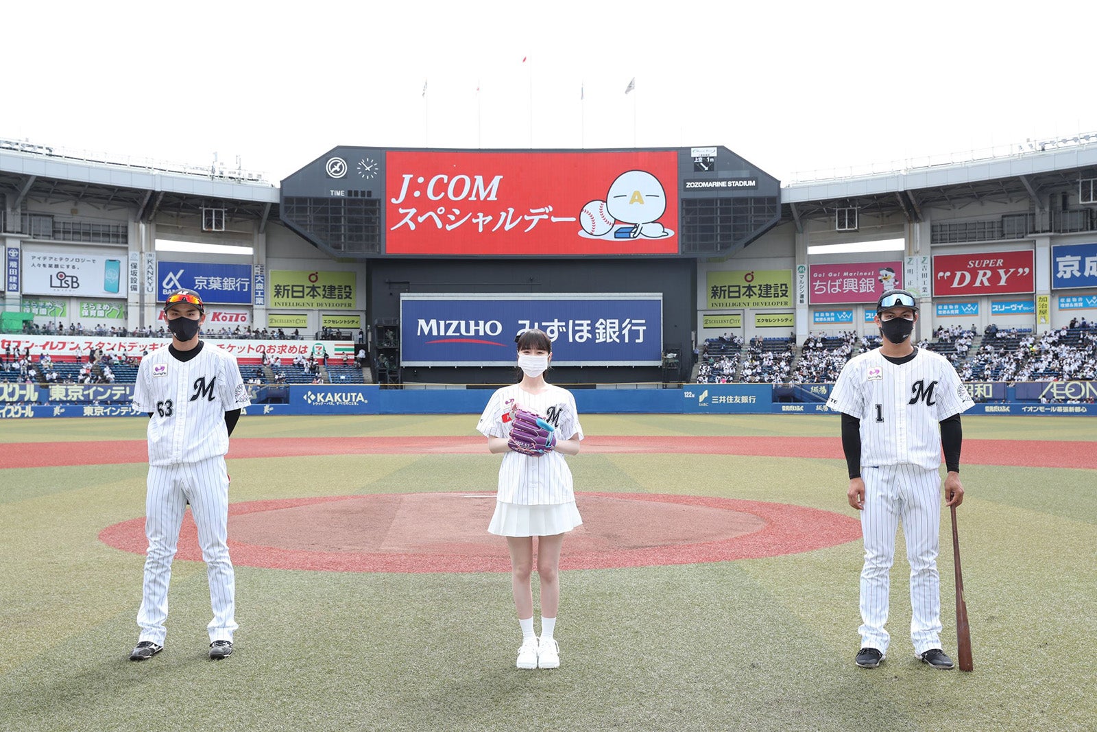 （左から）藤原恭大選手、高山一実、和田康士郎選手（提供写真）