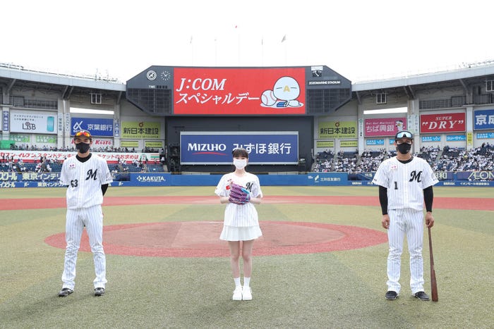 (左から)藤原恭大選手、高山一実、和田康士郎選手(提供写真)