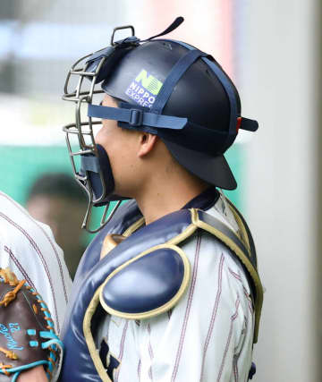 チェコの4番が中村悠平を気遣う ファウルチップが左足直撃→即座に声かけ プレー再開まで心配そうに見つめる スタンドから拍手も