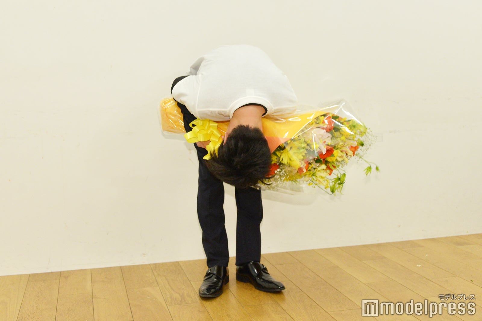 深々とお辞儀をする田中圭（C）モデルプレス