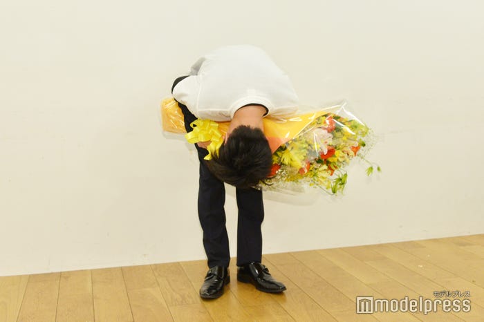 深々とお辞儀をする田中圭(C)モデルプレス