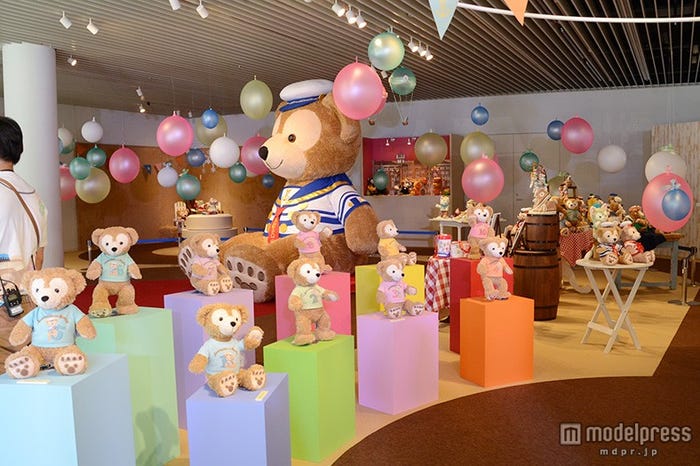 新コスチュームを身につけたダッフィー