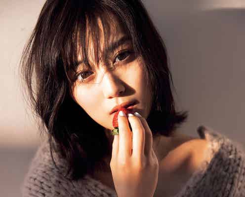 乃木坂46山下美月、大人っぽさ全開で素肌魅せ “猫ブラ”話題の写真集表紙をセルフオマージュ