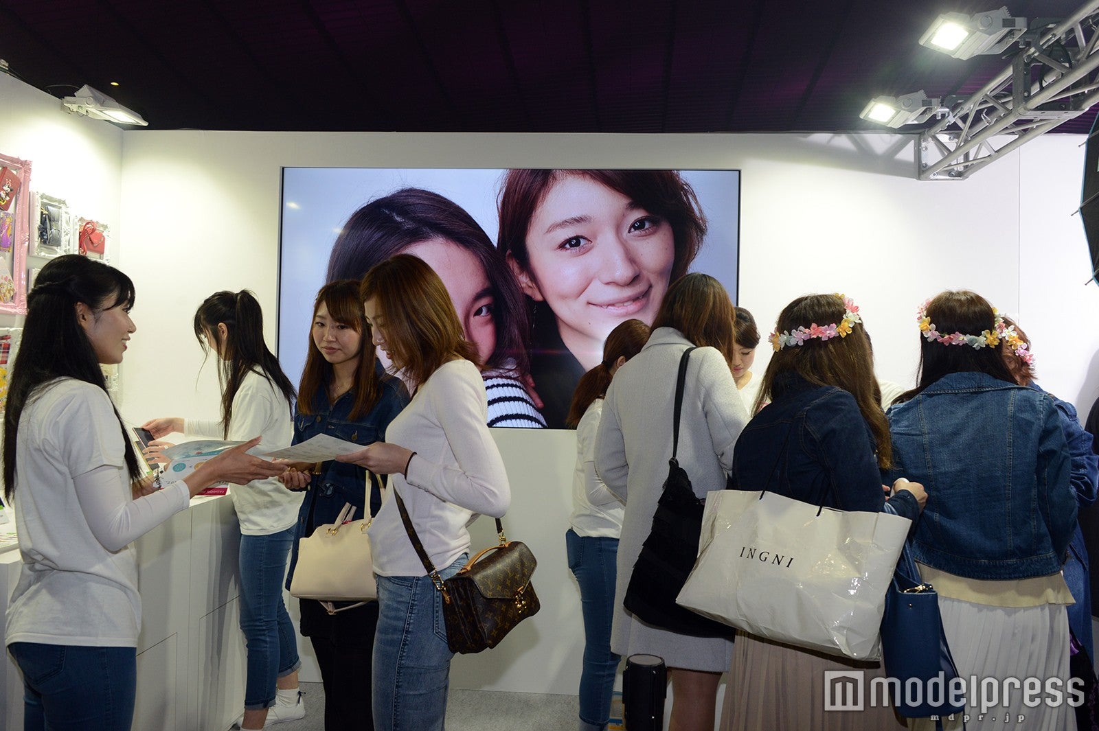 撮影した写真はすぐに大型モニターでチェックできる