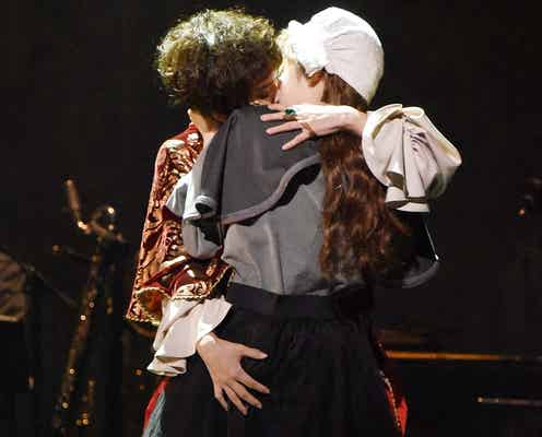 多部未華子、小芝風花との濃厚キス披露<オーランド>
