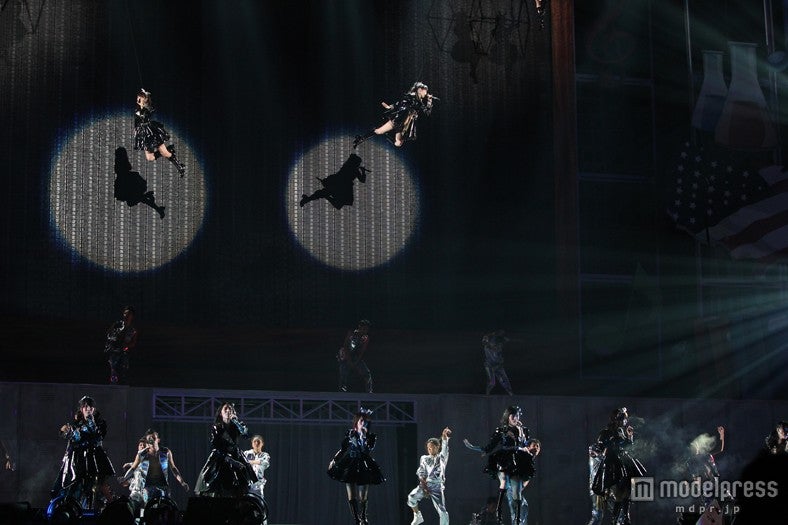 「Beginner」のパフォーマンス（C)AKS