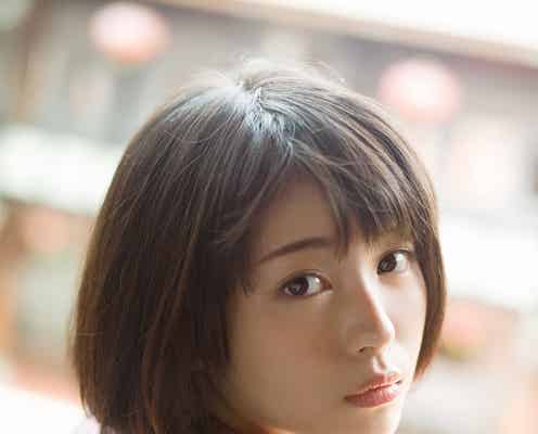 浜辺美波、初めての海外旅行へ 無垢で自然な表情切り取った写真集
