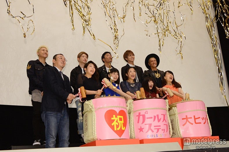 （前列左から）川村泰祐監督、秋月三佳、小芝風花、石井杏奈、小野花梨、上原実矩（後列左から）GENERATIONS from EXILE TRIBEの小森隼、佐野玲於、数原龍友、片寄涼太、中務裕太