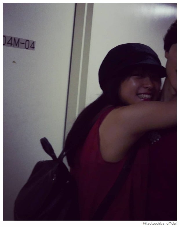 土屋太鳳、イケメン弟に全力ハグ・舞台鑑賞で号泣　溺愛ショットに癒やされるファン続出