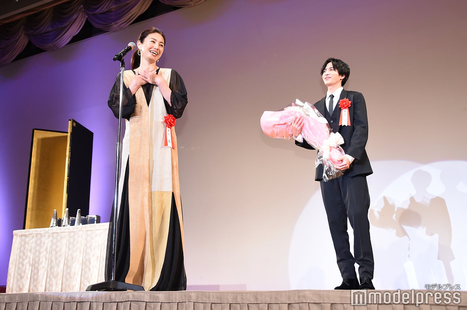 井川遥、志尊淳 （C）モデルプレス