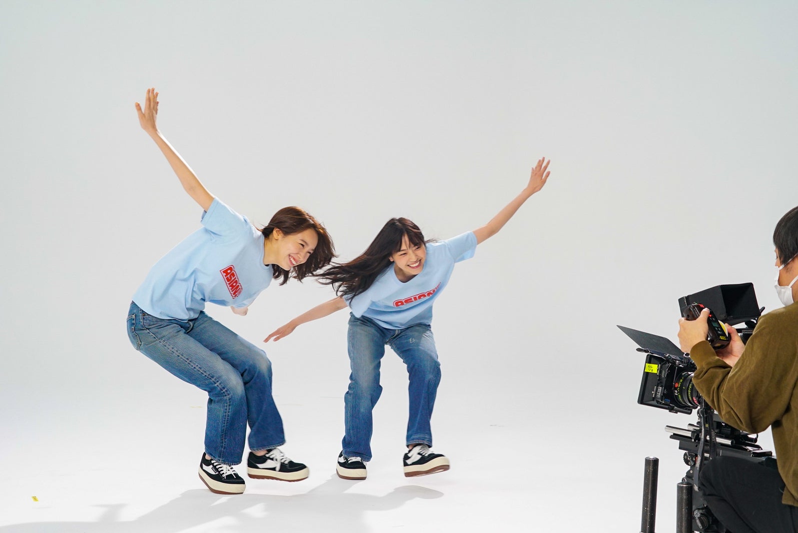 飯豊まりえ、西野七瀬／新TVCMメイキングより（提供写真）