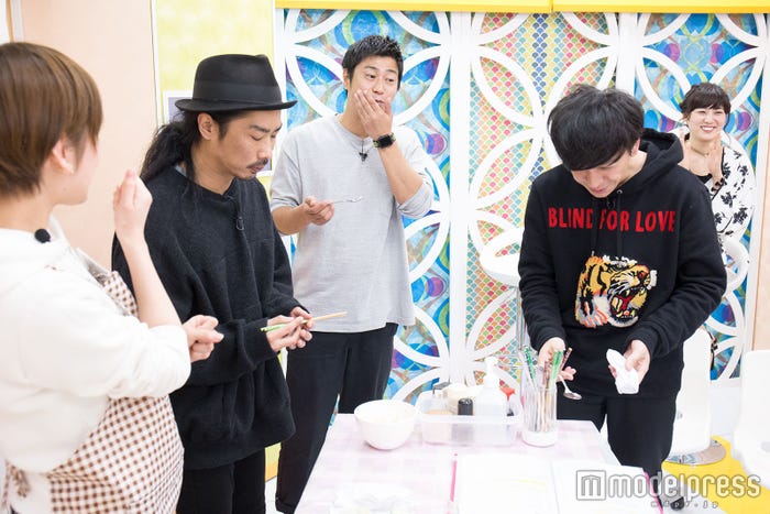 夏目花実、パンサーの試食の様子(C)モデルプレス