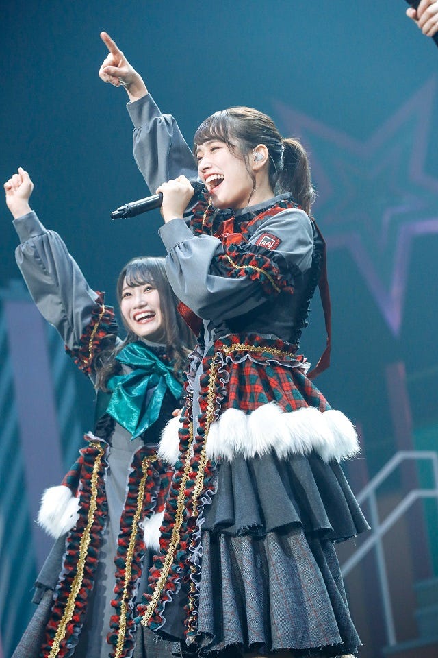 潮紗理菜、佐々木久美/「けやき坂46 ひらがなくりすます2018」(カメラマン:上山陽介)